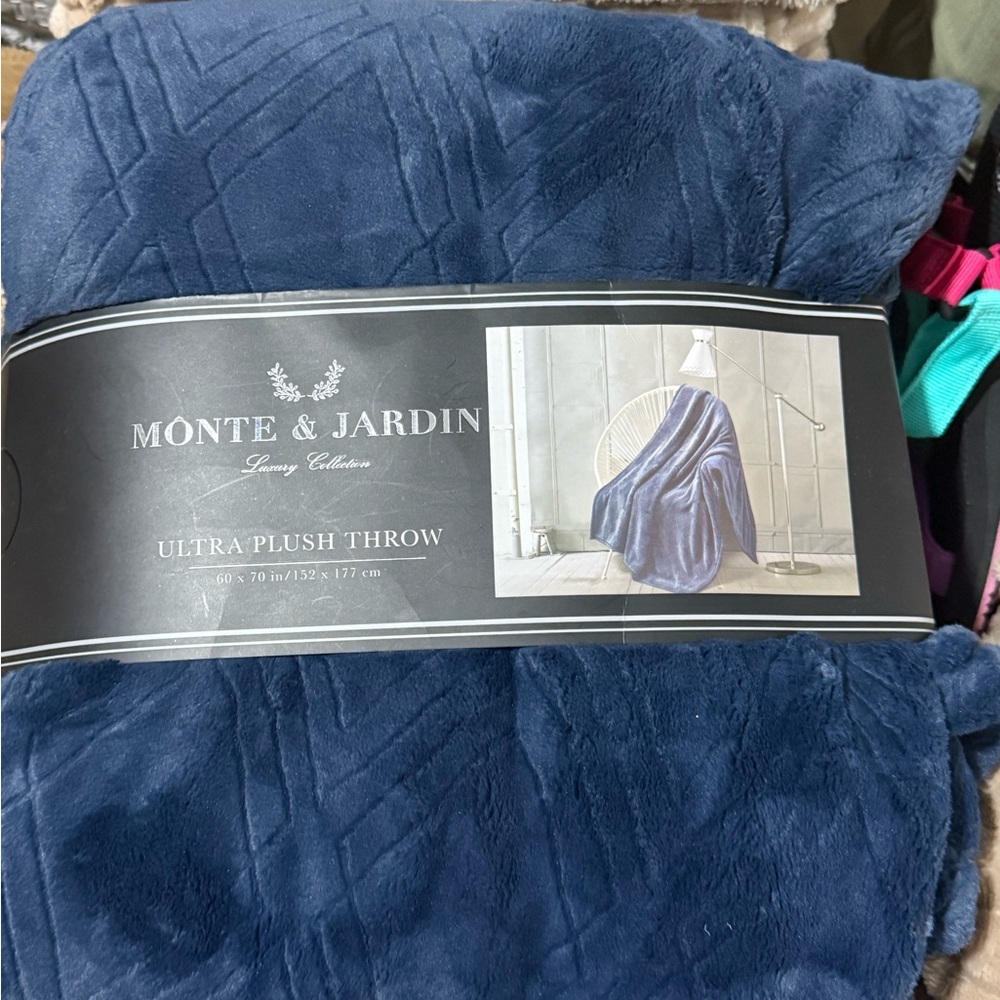 Monte & Jardin Ultra Plush Throw Blanket